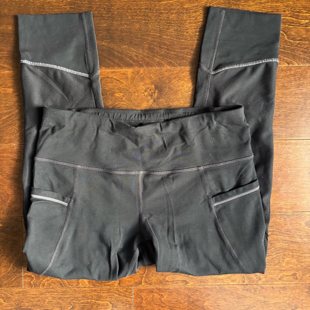 Athleta Relay Black Reflective Capri Leggings Size Small